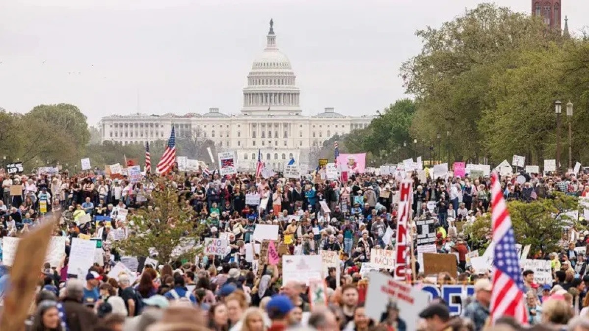 اقش-تا ترامپتىڭ ساياساتىنا قارسى نارازىلىق شارالارى ءوتتى