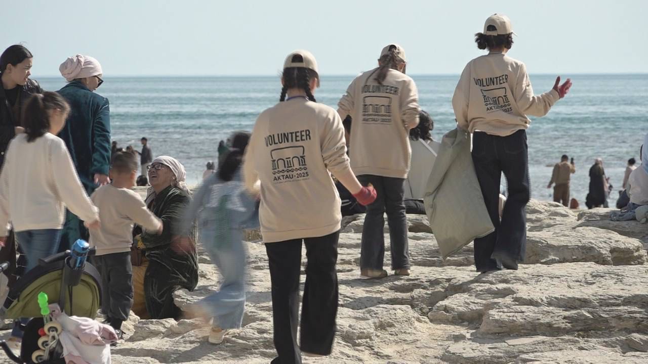 ۆولونتەرلەر جاعالاۋدى تازالاپ, حالىقارالىق شاراعا قولداۋ كورسەتتى