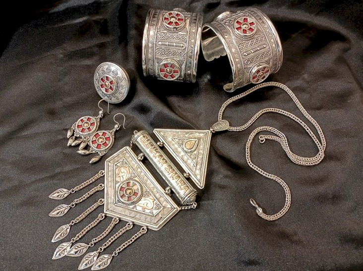 وليگارحتاردان تاركىلەنگەن زەرگەرلىك بۇيىمدار نەشەگە ساتىلدى؟