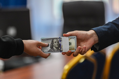 ەكىباستۇز قالاسىندا تج باسشىسى كاسىپكەردەن پارا العان