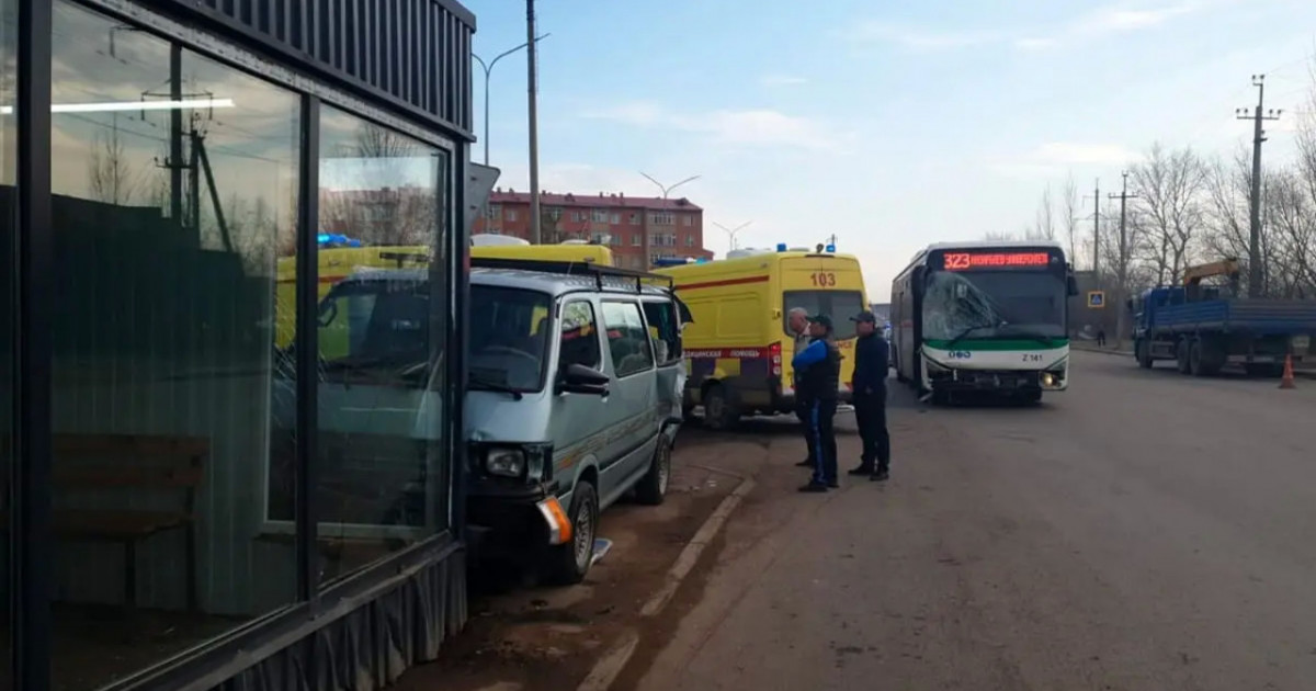 بالالار مىنگەن اۆتوبۋس جول اپاتىنا ۇشىرادى