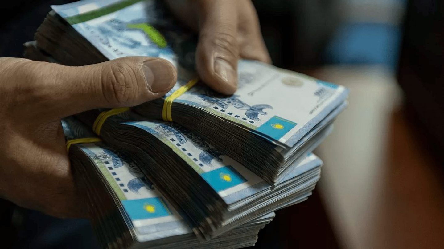 اشم ەكس-شەنەۋنىگى جەمقورلىق جاسادى دەگەن كۇدىككە ءىلىندى