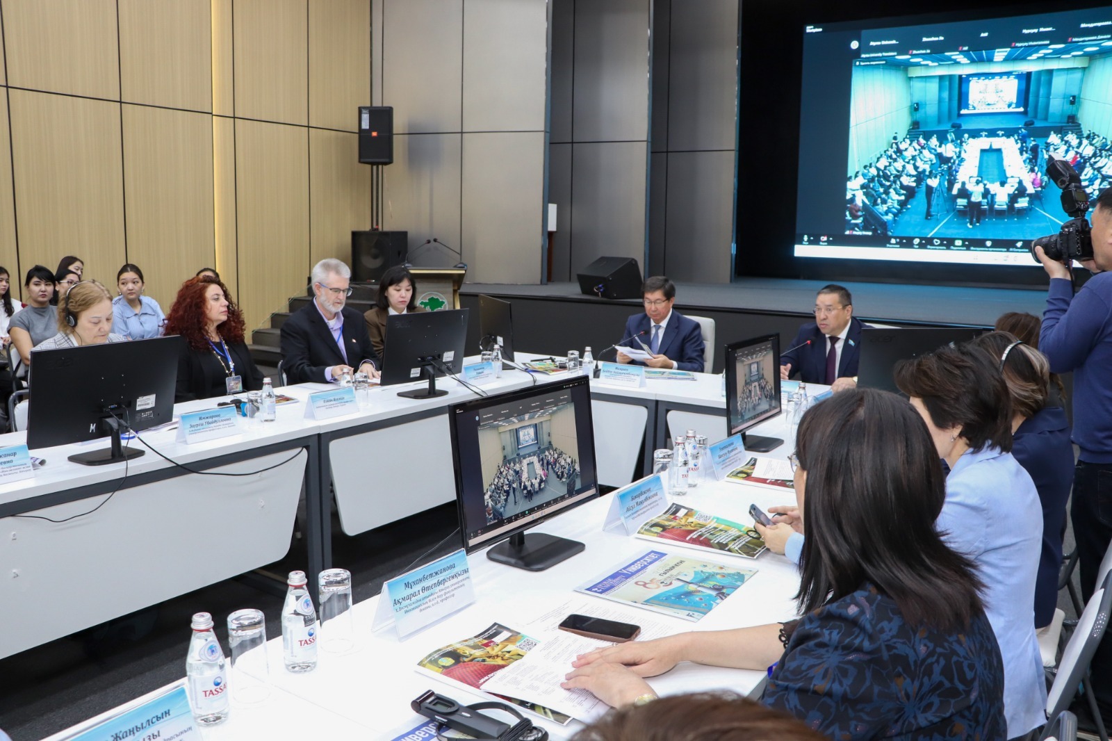 ينكليۋزيۆتى ءبىلىم بەرۋ: حالىقارالىق عىلىمي قاۋىمداستىق اتىراۋدا باس قوستى