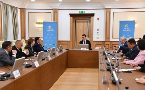 ەرلان قارين ۇلتتىق قۇرىلتاي مۇشەلەرىمەن كەزدەستى