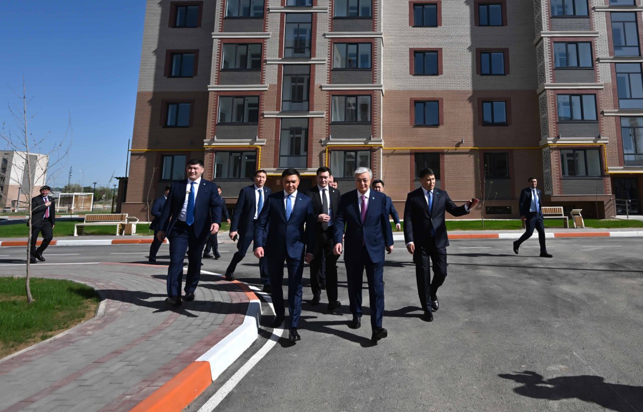 پرەزيدەنت «اقجايىق» شاعىن اۋدانىنداعى تۇرعىن ءۇي كەشەنىنە باردى