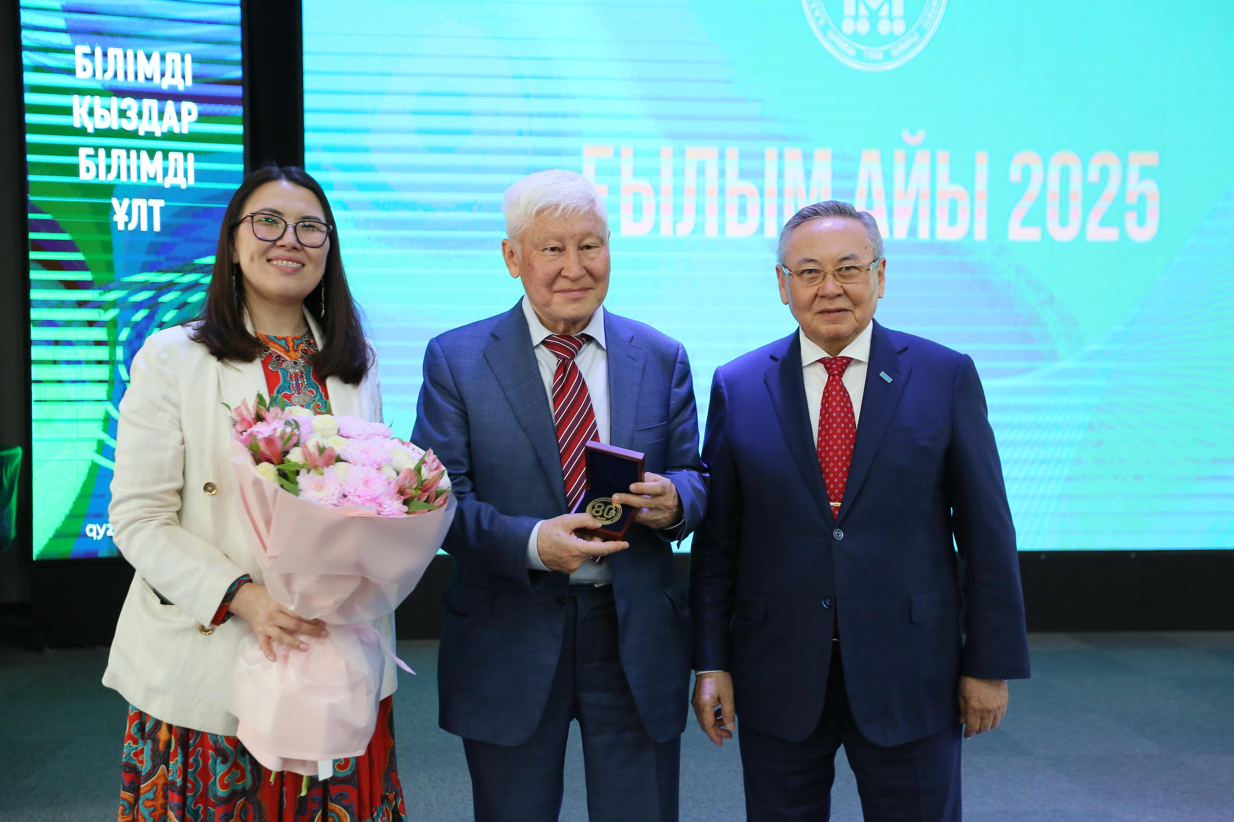 عىلىم – ۇلت دامۋىنىڭ تىرەگى