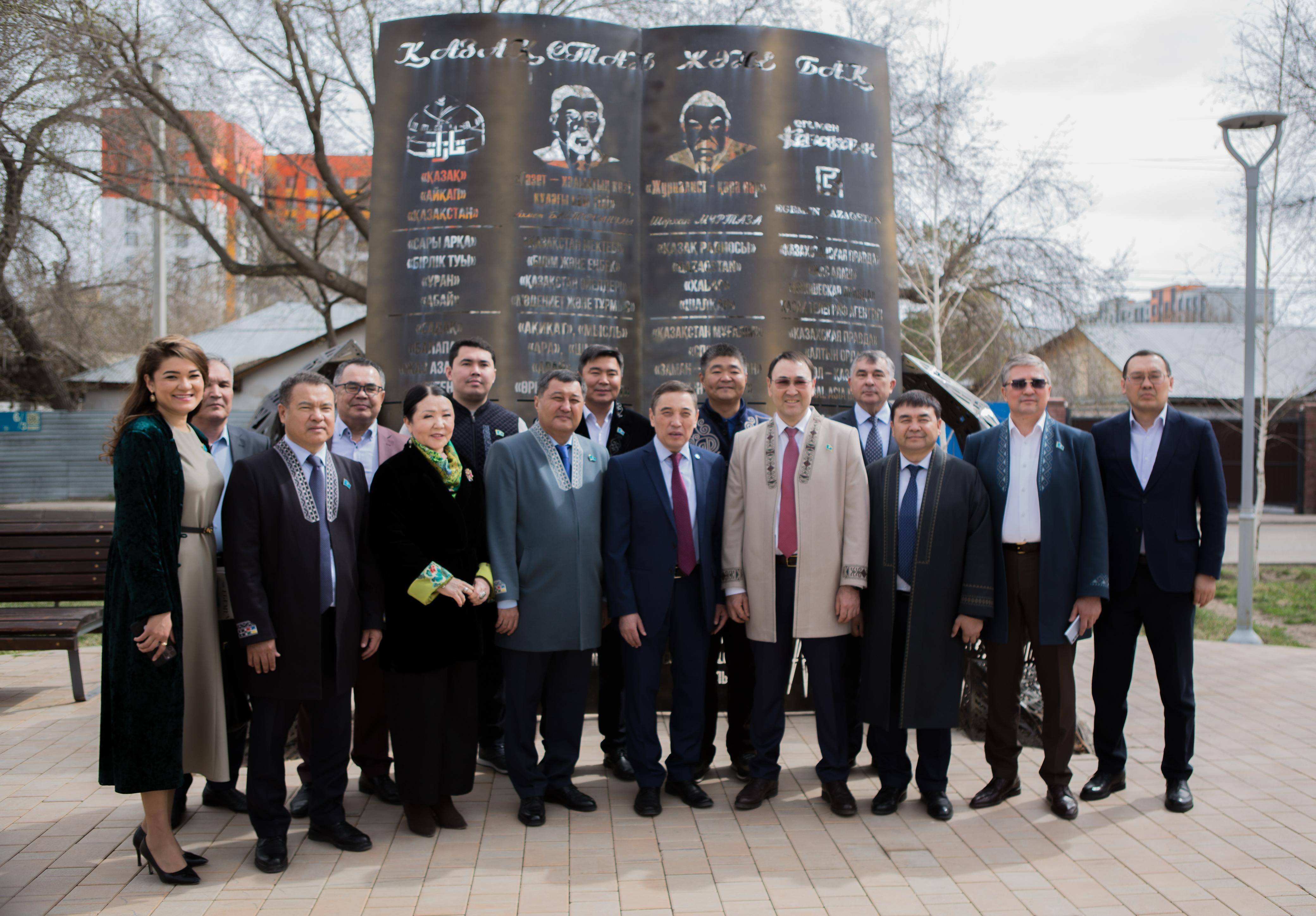 ەلوردالىق دەپۋتاتتار – ەل گازەتىندە قوناقتا