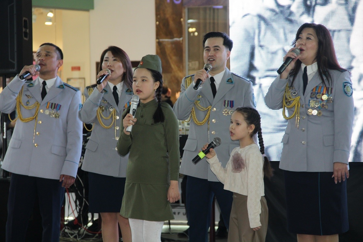 پوليتسيا جەڭىستىڭ 80 جىلدىعىنا ارناپ تۇرعىندارعا كونتسەرت قويىپ بەردى