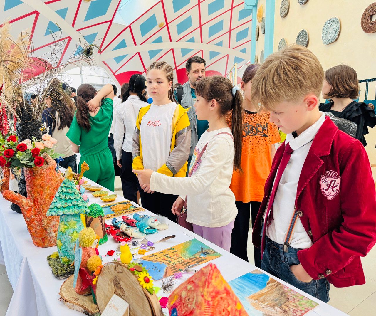 دوستىق ۇيىندە "مەنىڭ الەمىم" اتتى كورمە اشىلدى