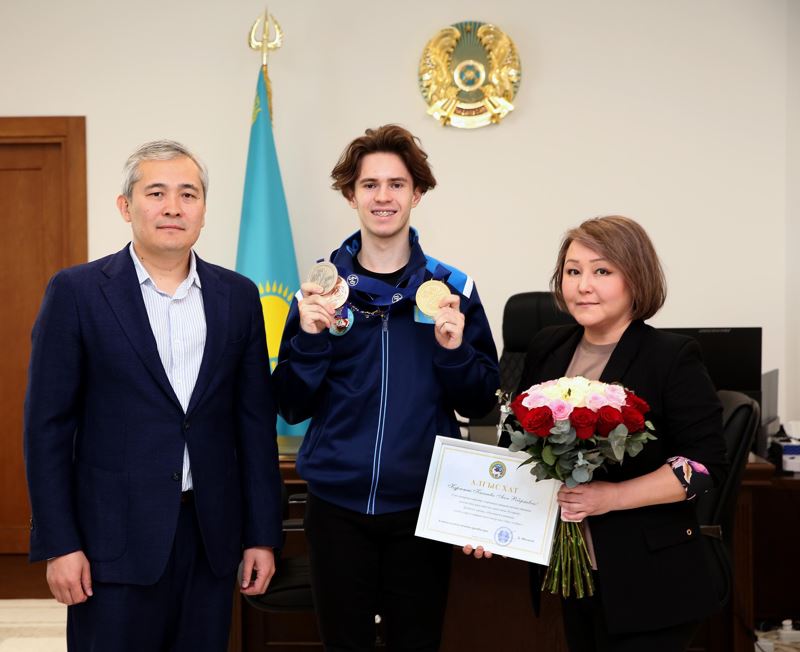 الماتى اكىمدىگى مانەرلەپ سىرعاناۋشى ميحايل شايدوروۆتى قۇتتىقتادى