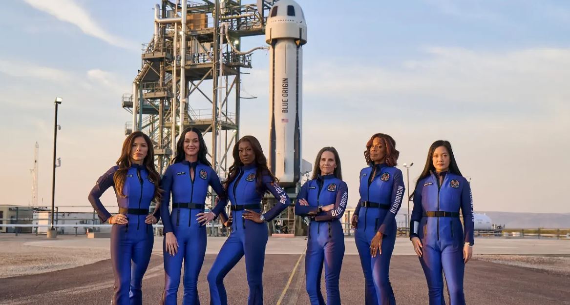 ايەلدەردەن قۇرالعان ەكيپاج تاريحتا العاش رەت عارىشقا ۇشتى