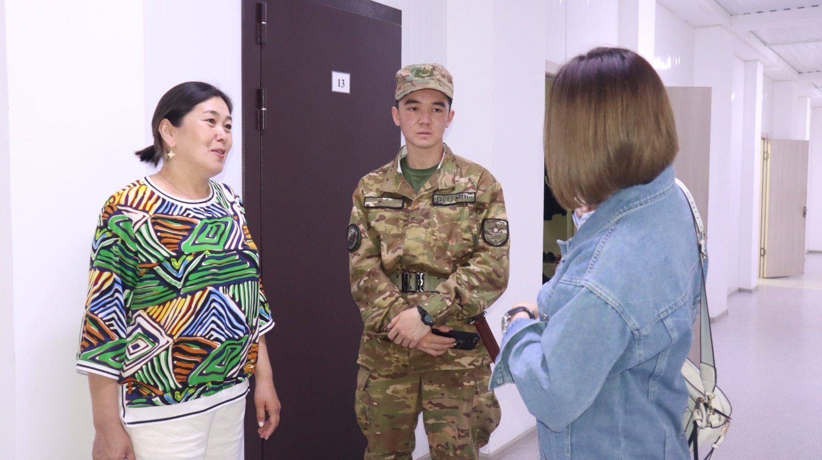 اتا-انالار سارباز ۇلدارىنىڭ جاعدايىمەن تانىستى