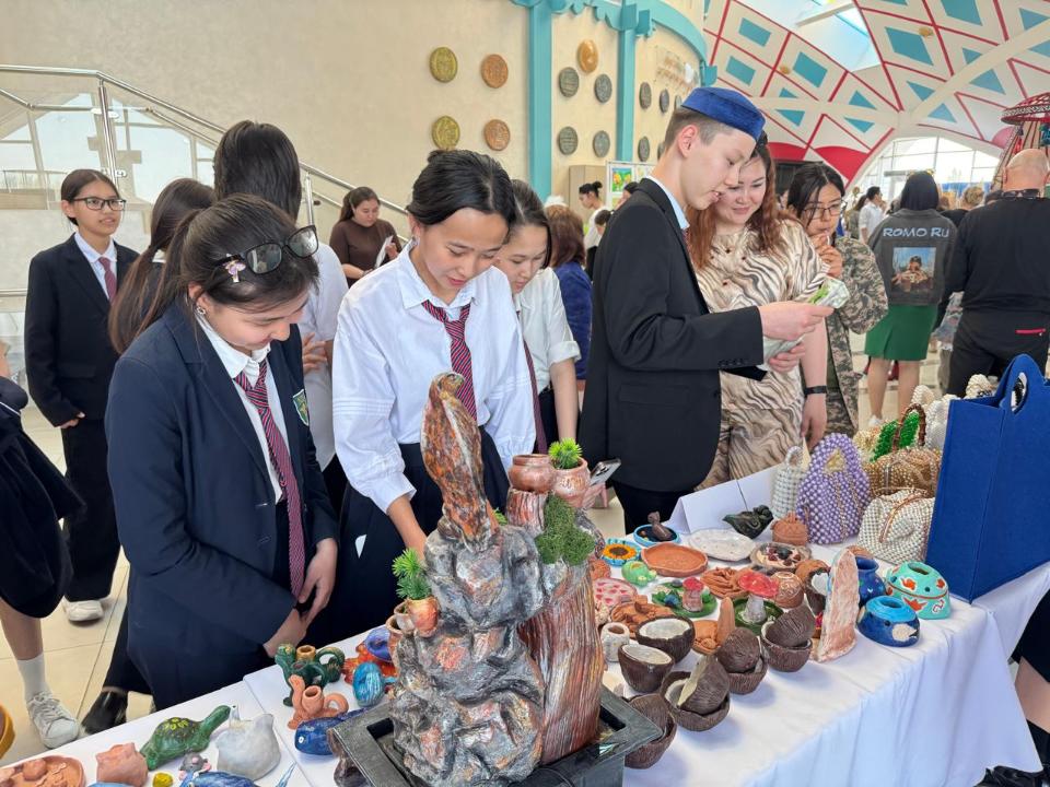 تارازدا سۋرەتشىلەر مەن قولونەر شەبەرلەرىنىڭ كورمەسى ءوتتى