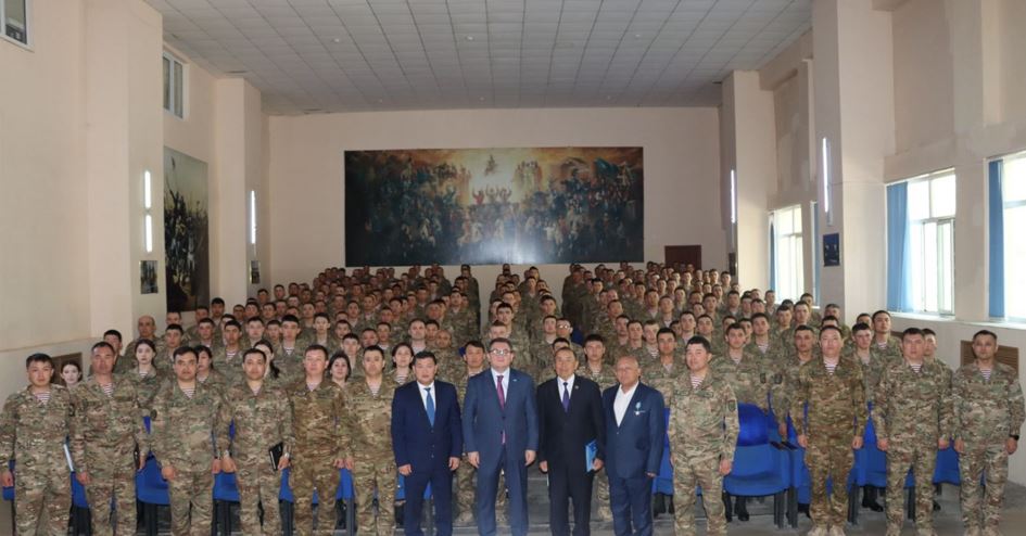 پرەزيدەنت كەڭەسشىسى ۇلان ساربازدارىمەن كەزدەستى