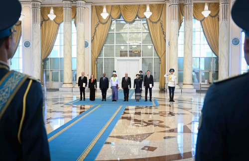 پرەزيدەنت بىرنەشە مەملەكەتتىڭ ەلشىسىنەن سەنىم گراموتالارىن قابىلدادى