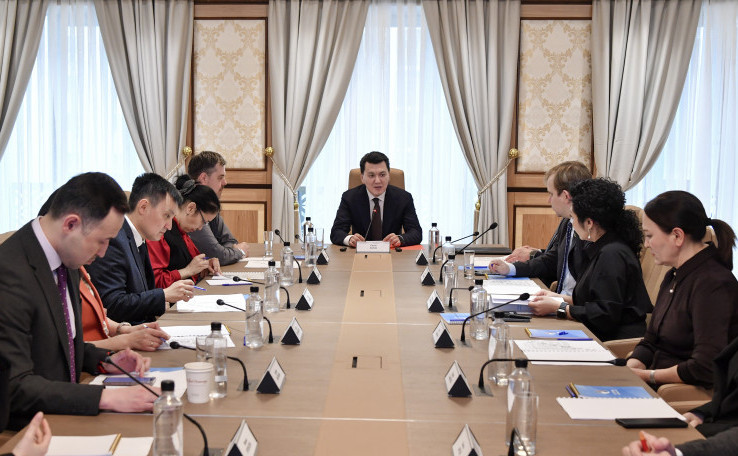 ەرلان قارين cاراپشىلارمەن جيىن وتكىزدى