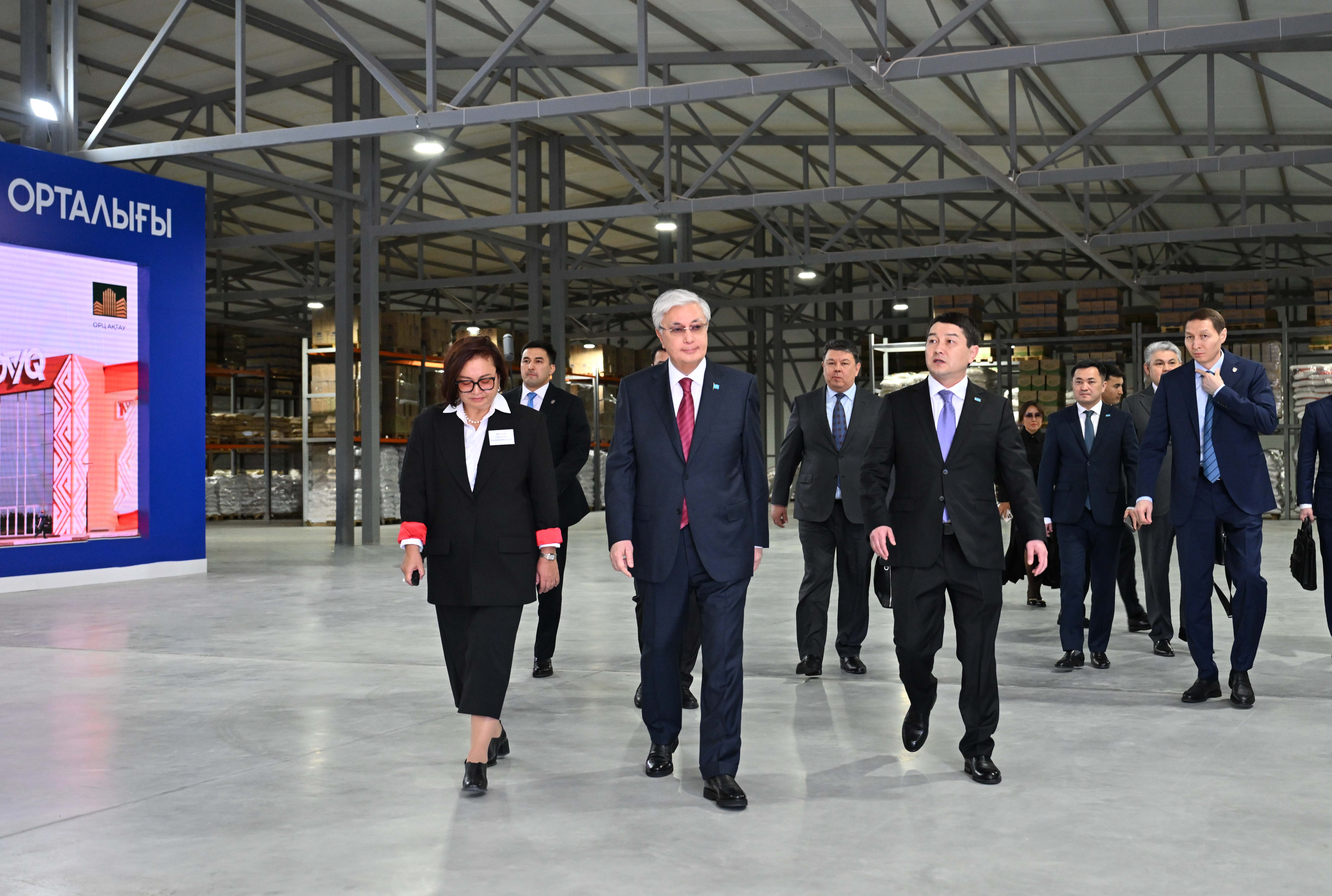 پرەزيدەنت اقتاۋداعى كوتەرمە ساۋدا-تاراتۋ ورتالىعىن ارالاپ كوردى