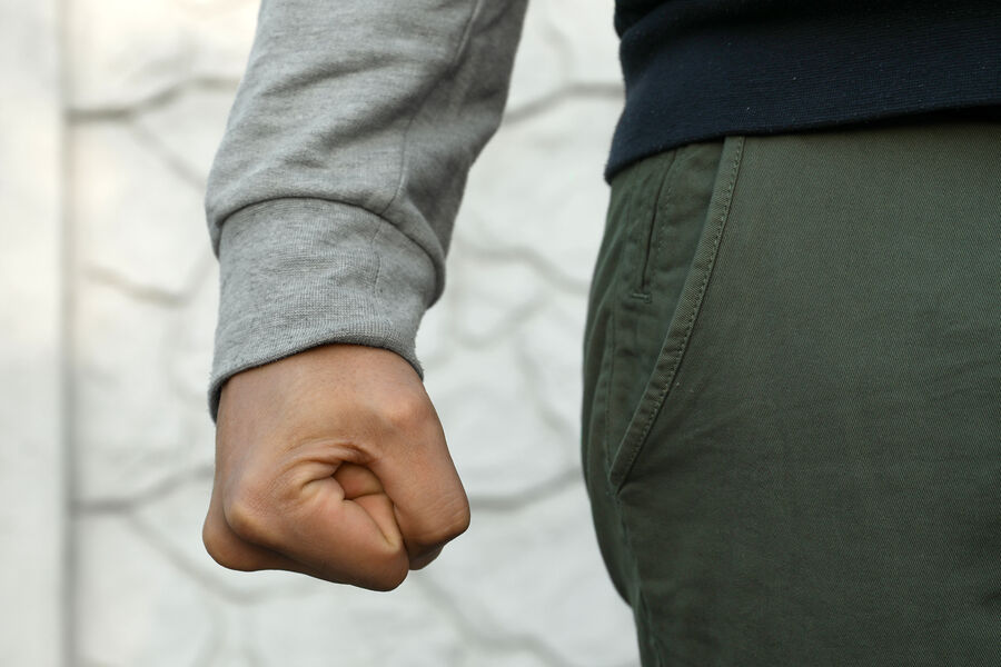 جاڭاوزەندە ءبىر توپ ءجاسوسپىرىم وقۋشى مەن اكەسىن ۇرعان