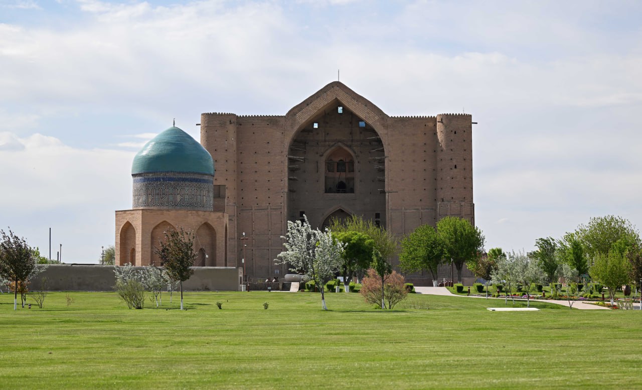 ق.توقاەۆ پەن  گ.بەردىمۇحامەدوۆ  ياساۋي كەسەنەسىنە زيارات ەتتى