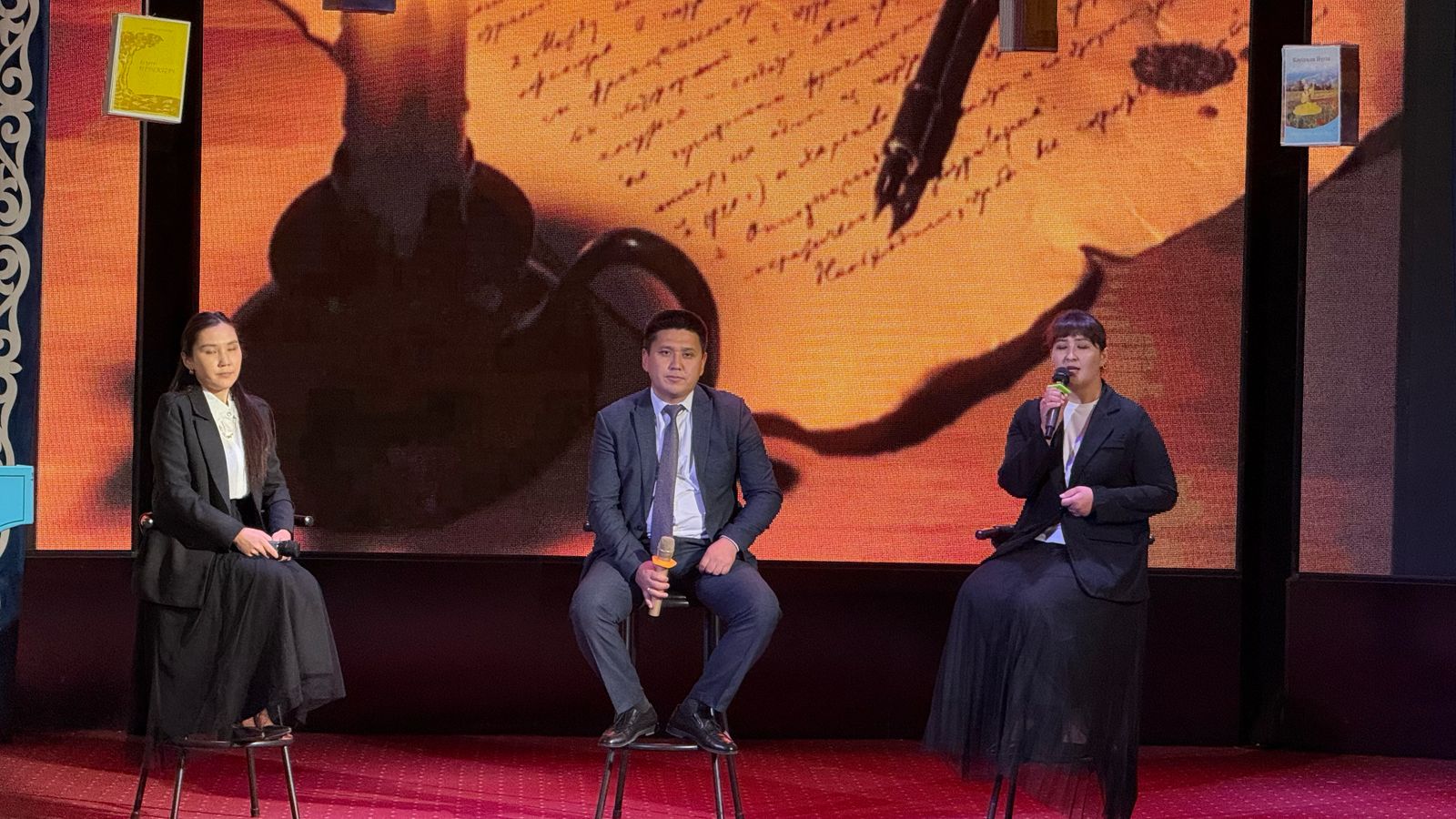 ايگىلى «ءبىز ەكەۋمىز» ءانىنىڭ اۆتورىن ەسكە الدى