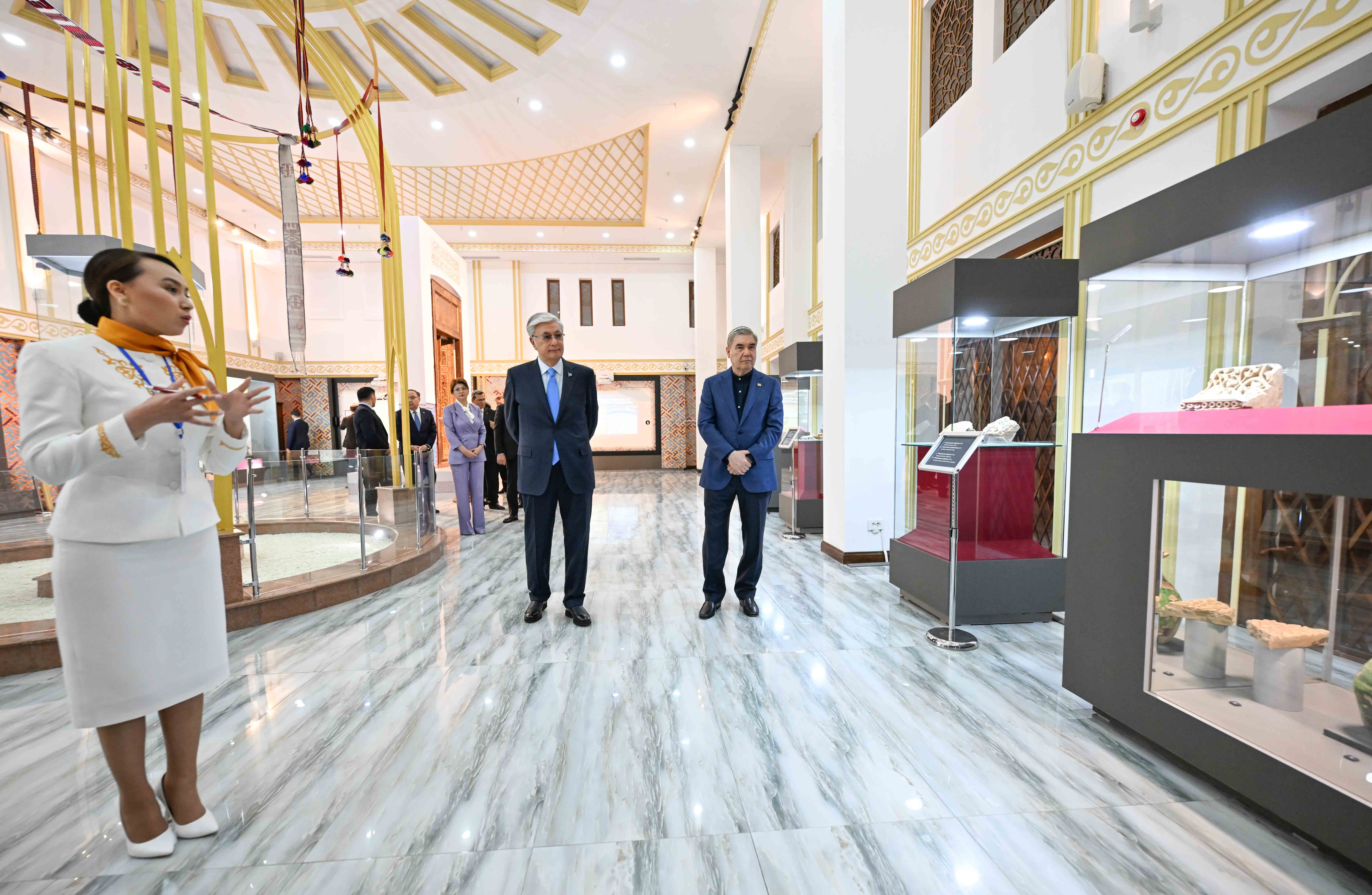 توقاەۆ پەن بەردىمۇحامەدوۆ Turkistan ۆيزيت ورتالىعىنا باردى