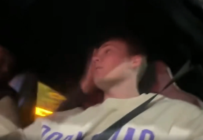 الماتىدا جولاۋشى تاكسي جۇرگىزۋشىسىنە قول كوتەرگەن