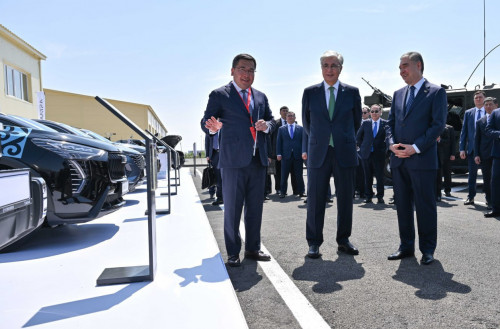 قاسىم-جومارت توقاەۆ پەن گۋربانگۋلى بەردىمۇحامەدوۆ ونەركاسىپ كورمەسىن ارالادى