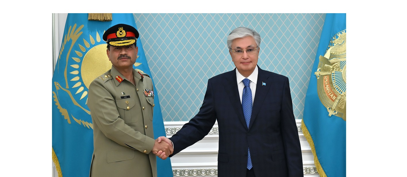 پرەزيدەنت پاكىستان قارۋلى كۇشتەرى قۇرلىق اسكەرلەرىنىڭ باس قولباسشىسىن قابىلدادى