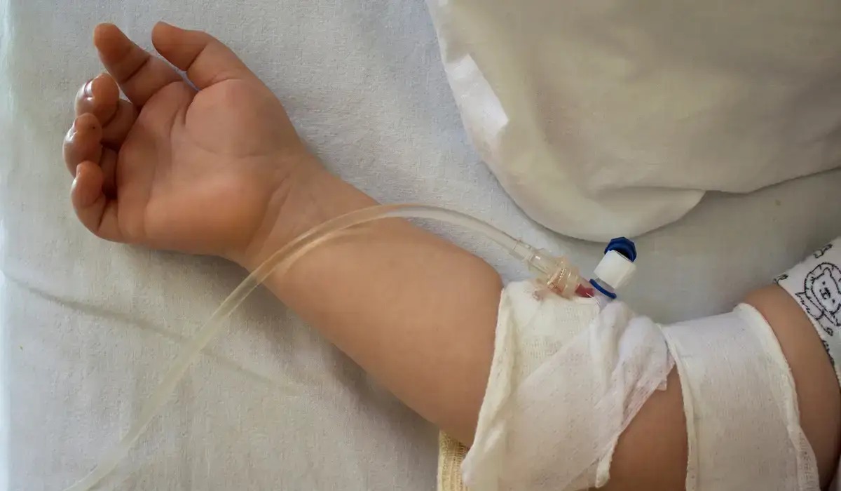 اۋىر حالدەگى ەكى جاسار ناۋقاس بالا قىزىلورداعا تىكۇشاقپەن جەتكىزىلدى