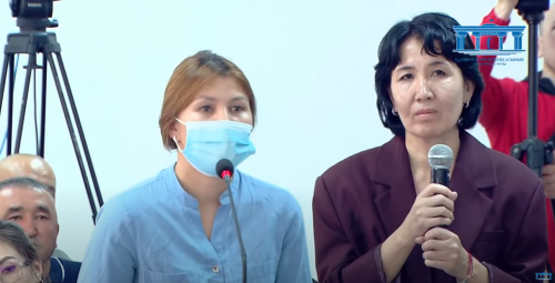 شەرزاتتىڭ سوتىندا كۋاگەر نۇربەكوۆا جاۋاپ بەرىپ جاتىر