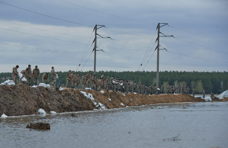 ۇلتتىق ۇلان ساربازدارى بولشايا مالىشكا اۋىلىنا كومەككە كەلدى