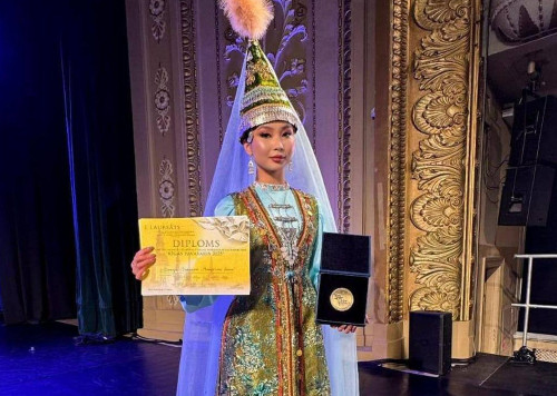 «گۇلدەر» ءانسامبلىنىڭ ءسوليسى حالىقارالىق بايقاۋدا توپ جاردى