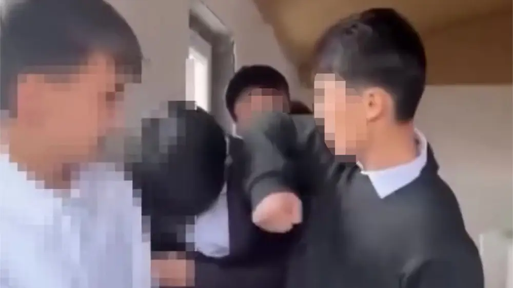 مەكتەپ وقۋشىسى قاتارلاستارىنا الىمجەتتىك كورسەتكەن