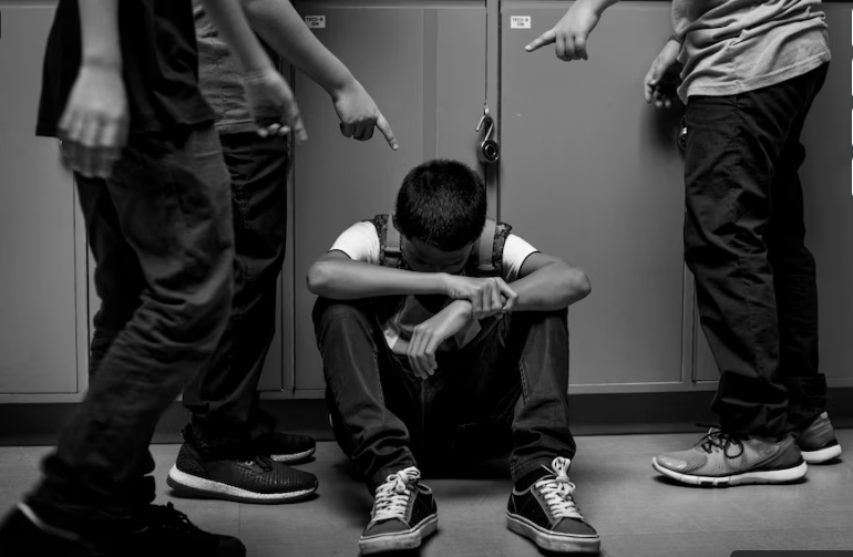 بىرنەشە مەكتەپتە بۋللينگ بەلەڭ العان