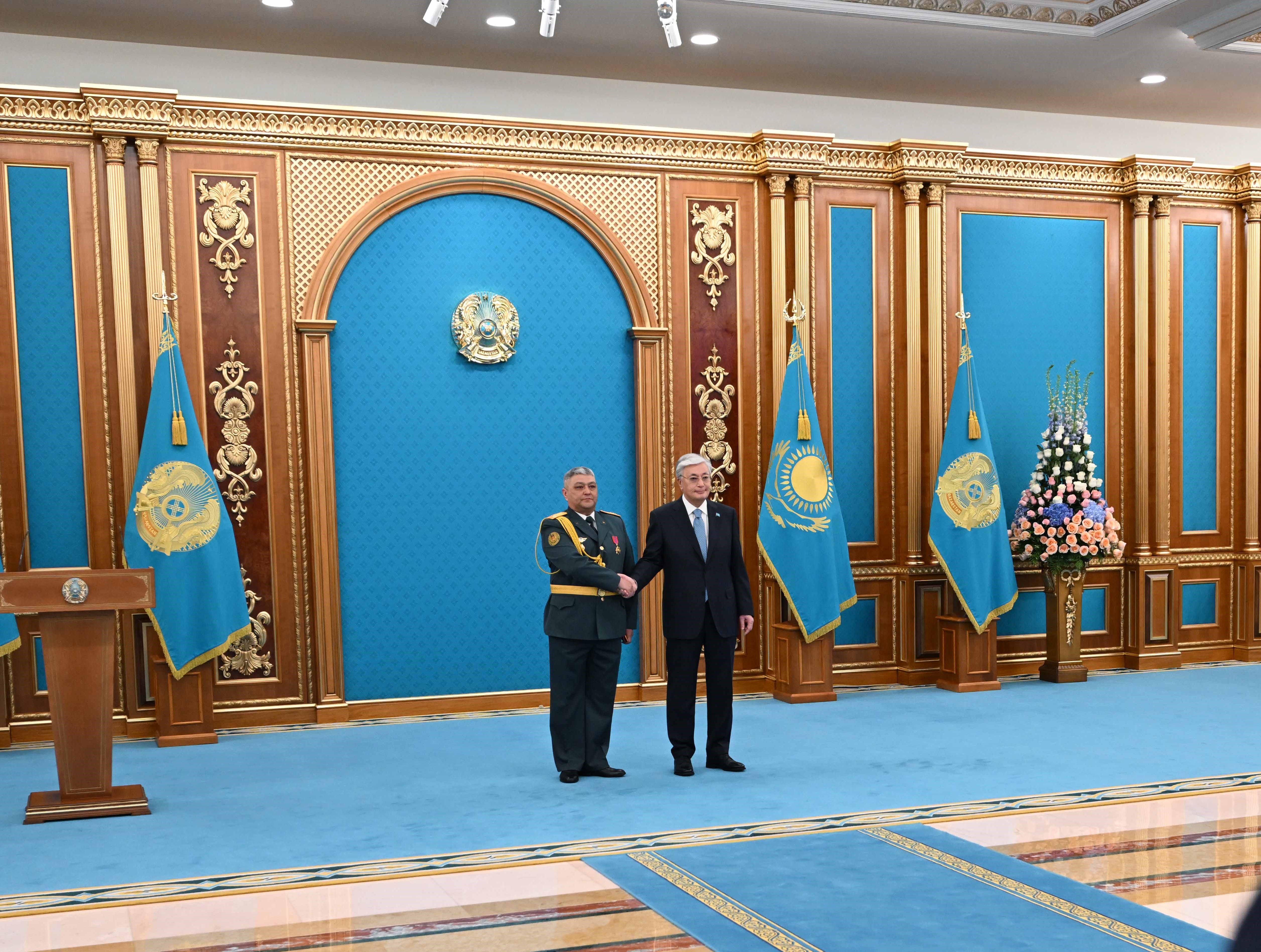 قاسىم-جومارت توقاەۆ اسكەري قىزمەتشىلەرگە مەملەكەتتىك ناگرادالار تابىستادى