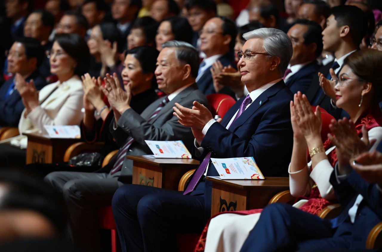 قاسىم-جومارت توقاەۆ پەن تو لام استانا-وپەرا تەاترىندا كونتسەرت تاماشالادى