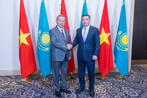 ولجاس بەكتەنوۆ تو لاممەن كەزدەستى