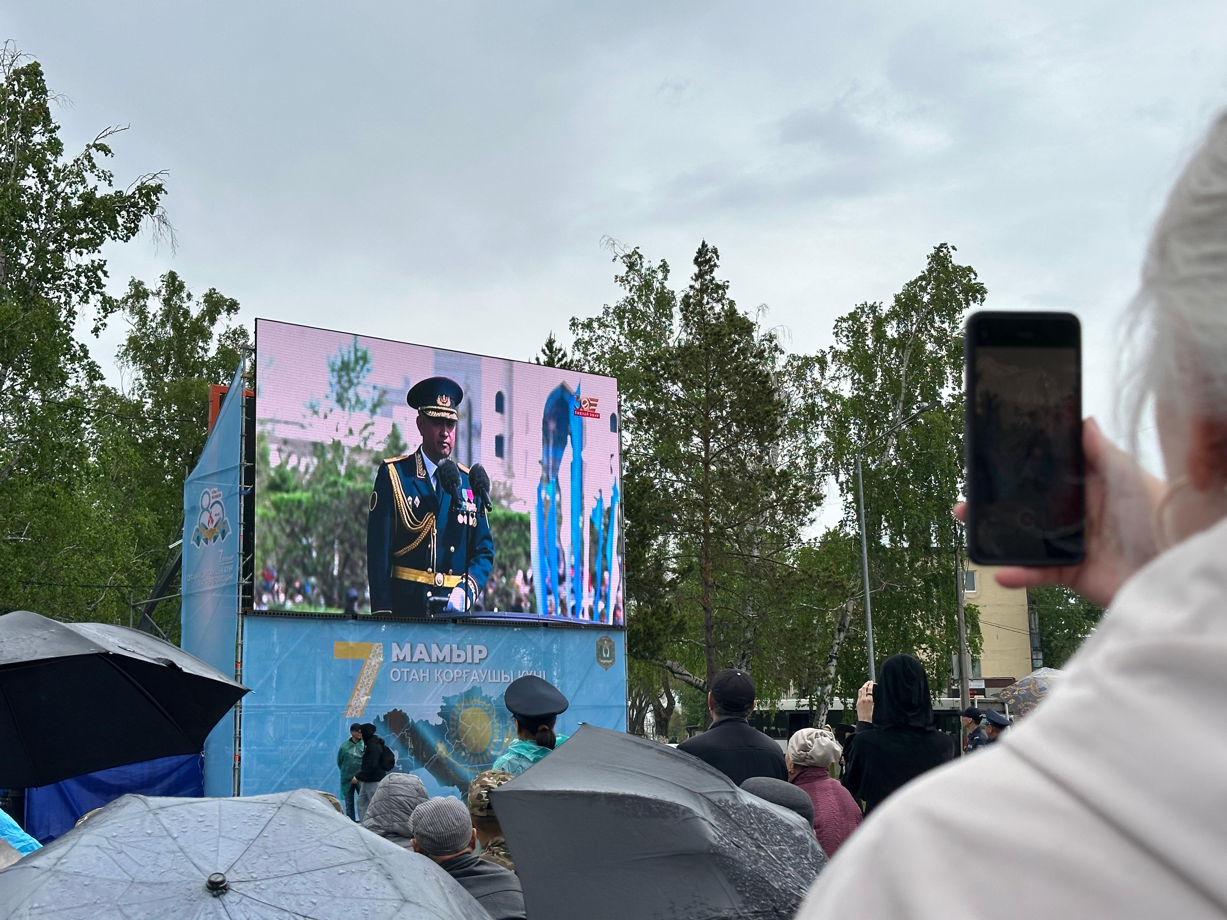 اسكەري شەرۋدى قوستاناي تۇرعىندارى دا تاماشالادى