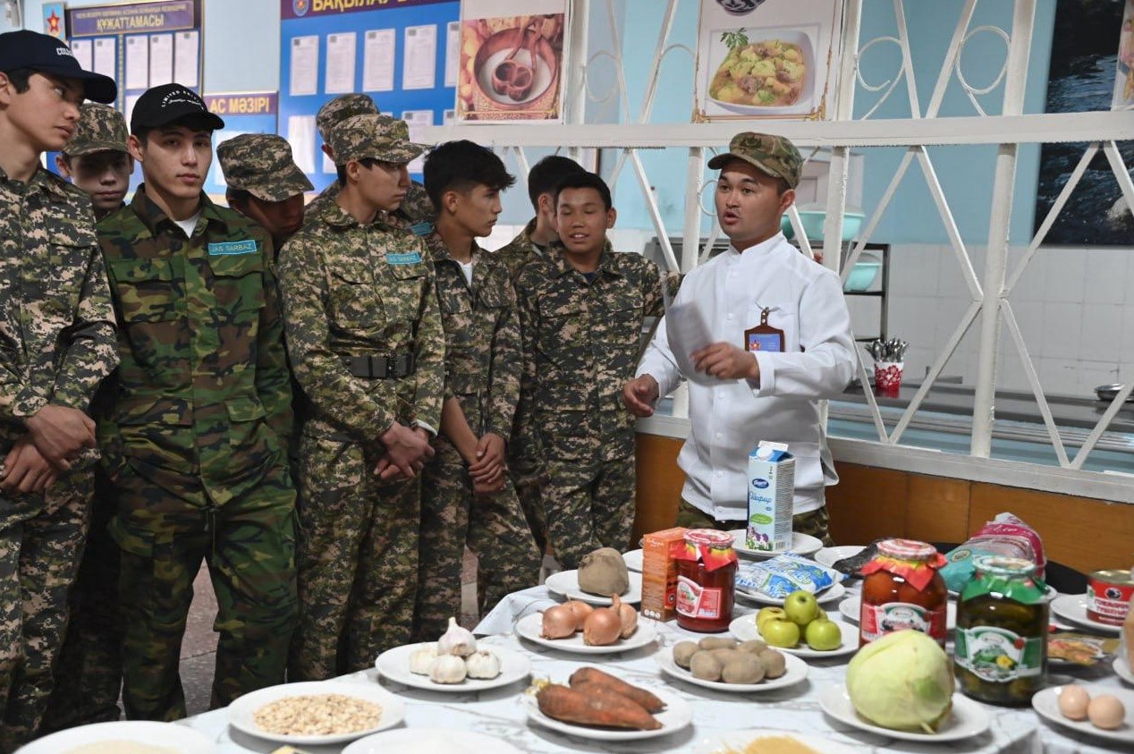 وقۋشىلاردىڭ اسكەري بولىمدەگى ءبىر كۇنى