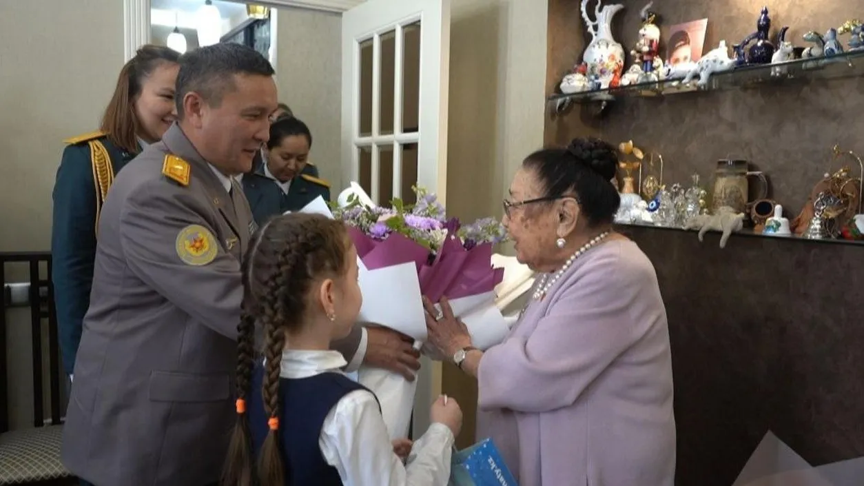 اسكەري قىزمەتشىلەر بيبىگۇل تولەگەنوۆانى قۇتتىقتادى