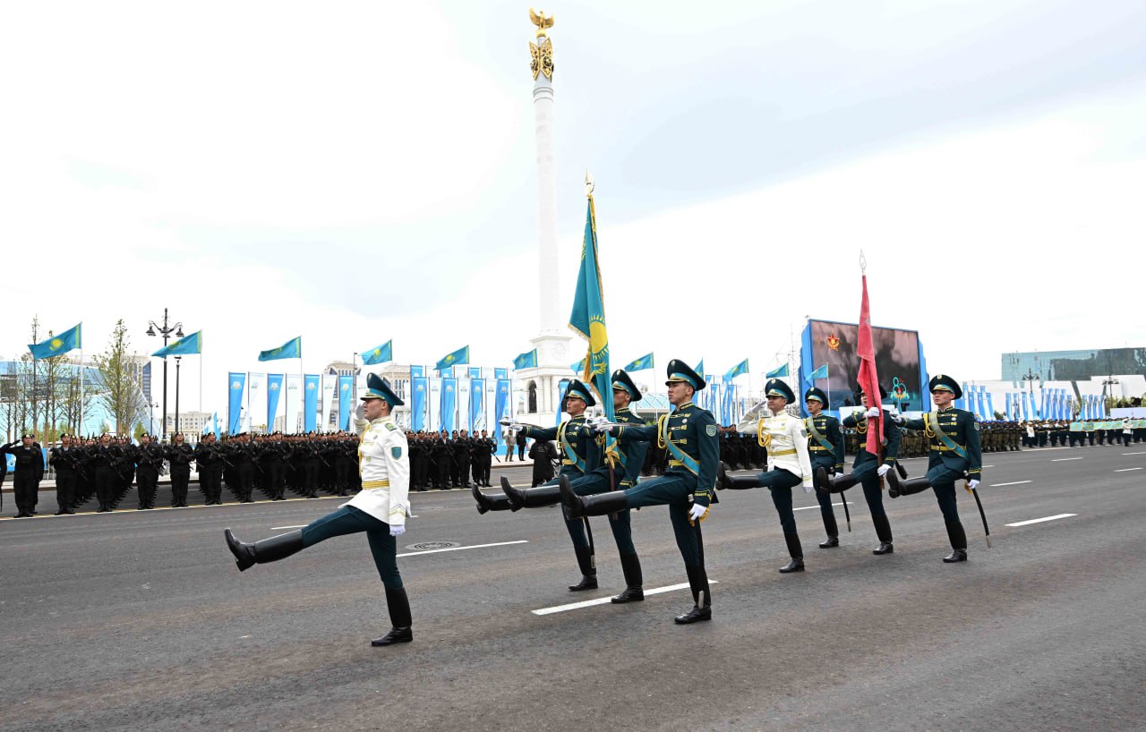 استانا الاڭىنا مەملەكەتتىك تۋ مەن جەڭىستىڭ قىزىل تۋى اكەلىندى