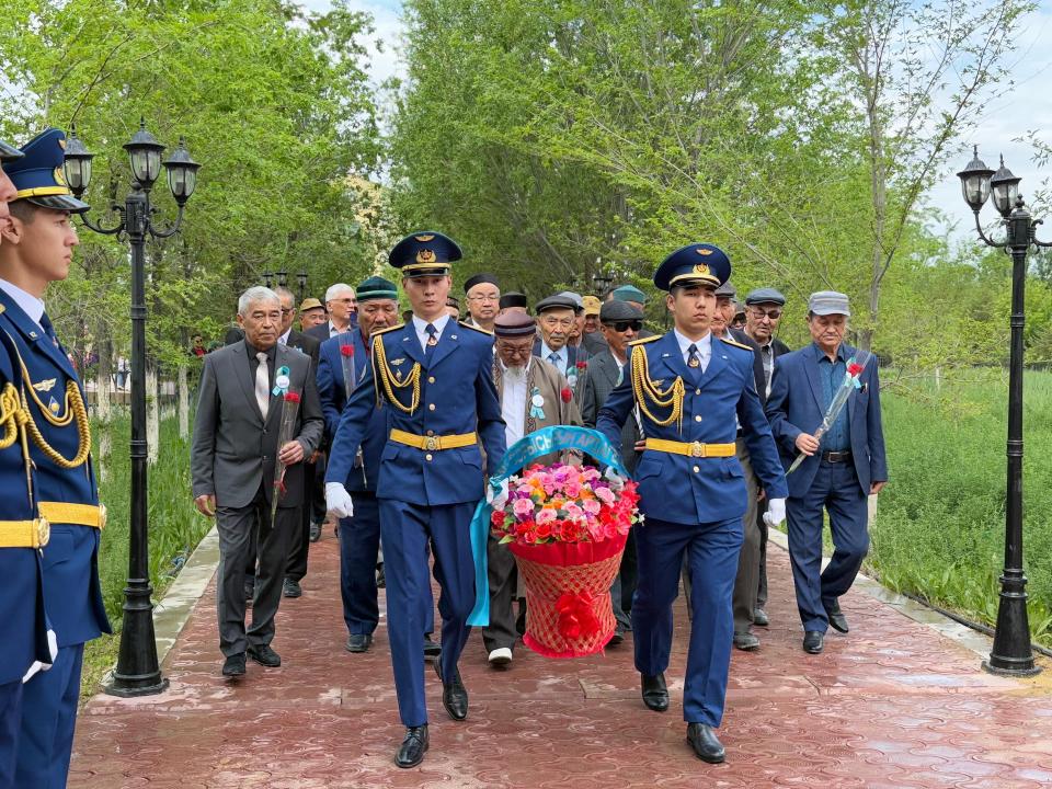 بەينەۋدە مايدانگەرلەر ۇرپاقتارى بابالار ەرلىگىنە تاعزىم ەتتى