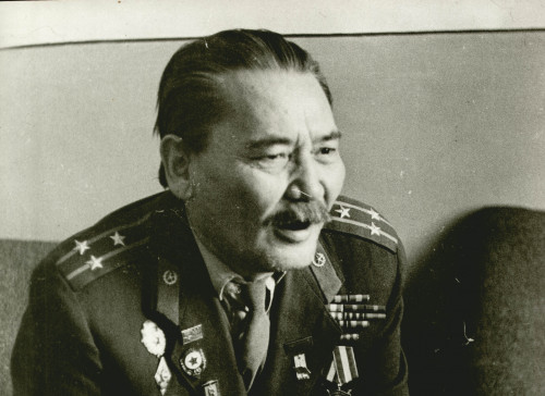 باۋىرجان مومىش ۇلى  «حالىق قاھارمانى» ما؟ (ماسەلەنىڭ ءمانىسى)