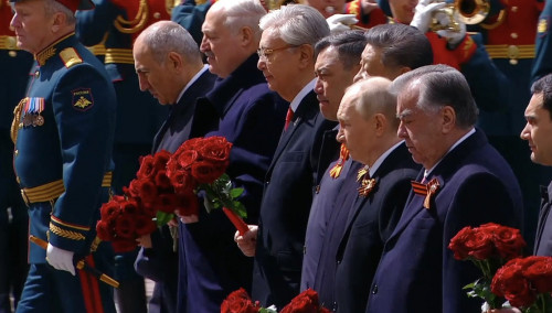 مەملەكەت باسشىسى بەلگىسىز جاۋىنگەردىڭ بەيىتىنە گۇل شوعىن قويۋ راسىمىنە قاتىستى