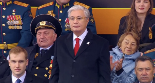 پرەزيدەنت قىزىل الاڭداعى پارادقا قاتىسقان قازاقستان ساربازدارىنا قۇرمەت كورسەتتى