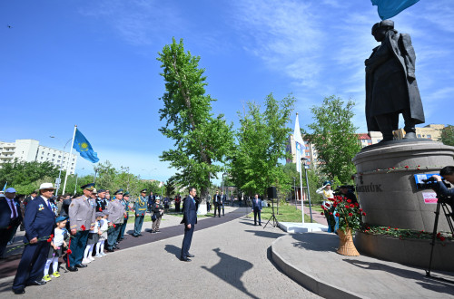 سەنات توراعاسى مانشۇك مامەتوۆانىڭ ەسكەرتكىشىنە گۇل شوقتارىن قويدى  