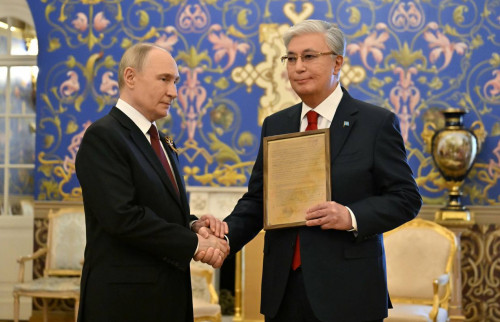 ۆلاديمير پۋتين كەمەل توقاەۆتى ماراپاتتاۋ پاراعىن ەلىمىزدىڭ پرەزيدەنتىنە تابىستادى