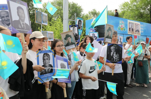 قازاقستاندىق باتىرلارعا قۇرمەت: الماتىدا «باتىرلارعا تاعزىم» اكتسياسى ءوتتى