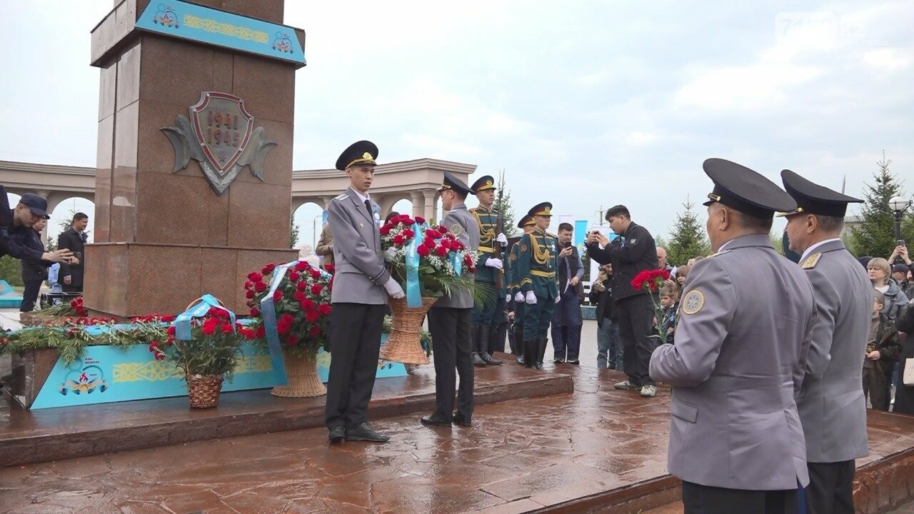 داڭق اللەياسى گۇل دەستەلەرىمەن كومكەرىلدى