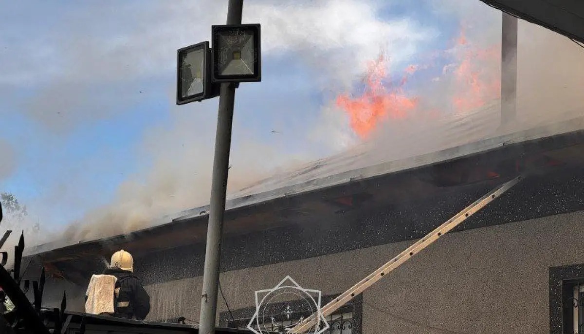 الماتىدا جەكەمەنشىك تۇرعىن ۇيدەن شىققان ءىرى ءورت ءسوندىرىلدى